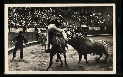 AK Suerte de picador, Torero auf Pferd beim Stierkampf