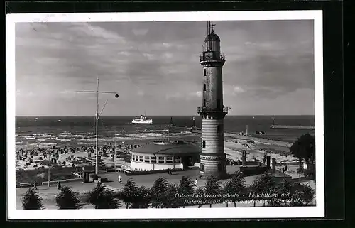 AK Warnemünde, Ostseebad, Leuchtturm mit Hafeneinfahrt und einlaufendem Fährschiff