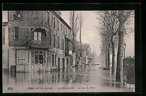 AK Courbevoie, Crue de la Seine, En bas du Pont