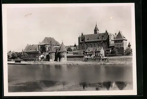 AK Marienburg, Schloss d. Deutschen Ritterordens, Hoch- und Mittelschloss vom Westufer der Nogat