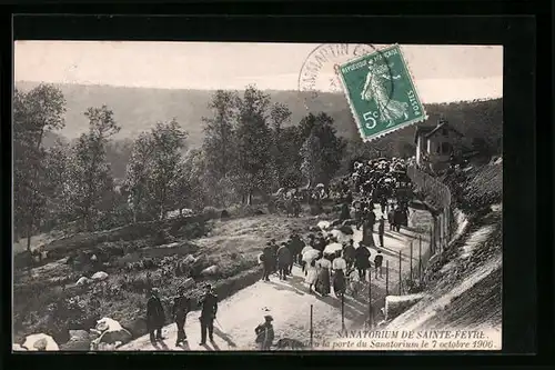 AK Sainte-Feyre, La Foule a la porte du Sanatorium