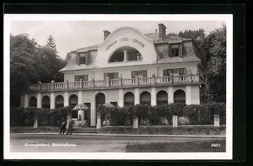 AK Krumpendorf, Bahnhof-Hotel-Pension, Strassenansicht