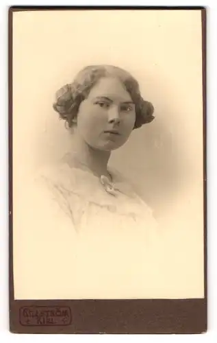 Fotografie Georg Billström, Kiel, Holstenstr. 43, Portrait schönes Fräulein in weisser besticker Bluse