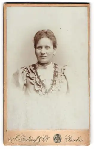 Fotografie A. Jandorf & Co., Berlin, Kottbuserdamm 1-2, Portrait hübsche Dame in gerüschter Bluse