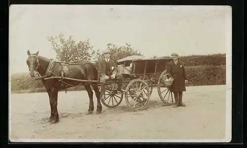 Foto-AK Pferd vorm Fuhrwerk und zwei Burschen