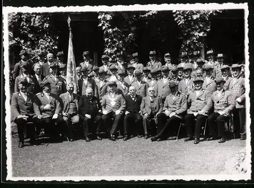 Fotografie Leuffen, Eitorf, Ansicht Eitorf, Schützenverein mit Fahnenträger und Schützenkönig