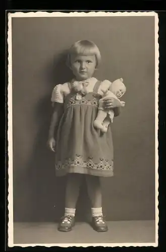 AK Kleines blondes Mädchen posiert schüchtern mit ihrer Puppe