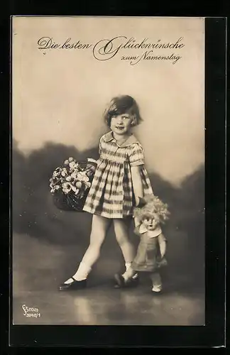 AK Kleine Blumenfee im karierten Kleid spaziert mit ihrer Puppe