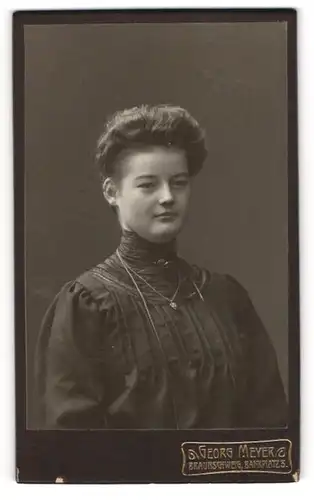 Fotografie Georg Meyer, Braunschweig, Bankplatz 3, Junge Dame mit Kragenbrosche und Halskette