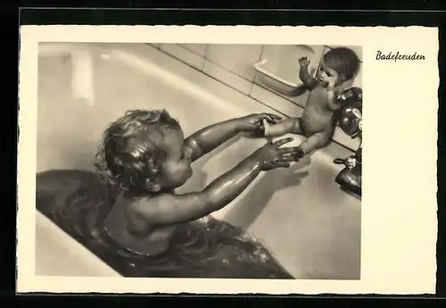 AK Kleinkind mit Puppe in der Badewanne