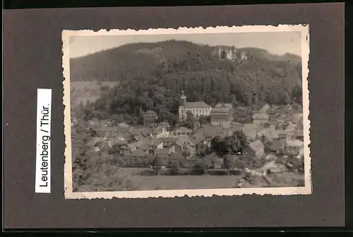 Fotografie unbekannter Fotograf, Ansicht Leutenberg / Thüringen, Ortsansicht mit Kirche & Forst