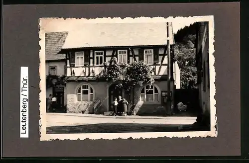 Fotografie unbekannter Fotograf, Ansicht Leutenberg / Thüringen, altes Fachwerkhaus im Ort