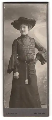 Fotografie L. Mertens, Rendsburg, Dame im schwarzen Kleid mit Anhänger, Jugendstil