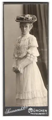 Fotografie Samson & Co., München, Dame im weissen Kleid mit Spitze, Sommerhut, Jugendstil