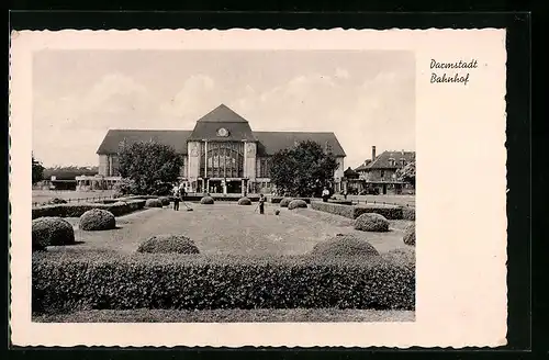 AK Darmstadt, Bahnhof mit Gärtnern