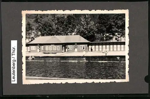 Fotografie unbekannter Fotograf, Ansicht Leutenberg / Thüringen, Freibad, Badeanstalt