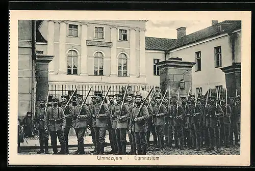 AK Ostrowo, Soldaten vorm Gymnasium