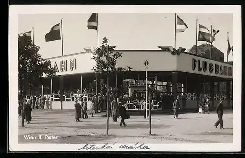 AK Wien, Besucher vor dem Gebäude der Flugbahn im Wiener Prater