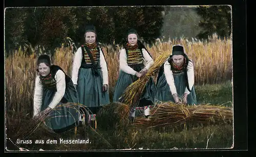 AK Junge Frauen bei der Feldarbeit, hessische Tracht