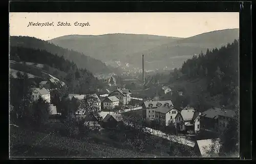 AK Niederpöbel im sächs. Erzgebirge, Generalansicht mit Talpanorama