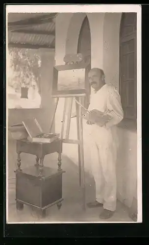 AK Maler mit Palette und Farbkasten vor seinem Bild auf der Staffelei