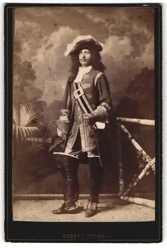 Fotografie Robert Steidl, Schwechat, Leutnant Frankol als Trompeter in historischer Uniform um 1696