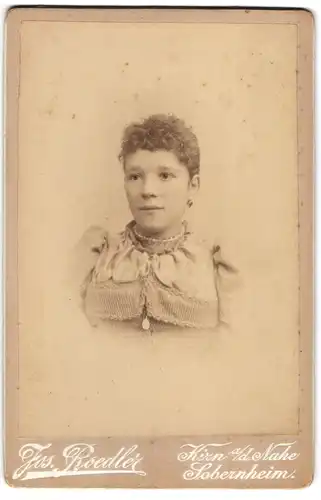 Fotografie Jos. Roedler, Kirn /Nahe, Ernstes junges Mädchen mit Locken und Medaillon