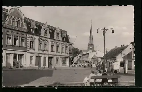 AK Torgelow /Krs. Ueckermünde, Luxuswarengeschäft und Kirche am Kleinen Markt