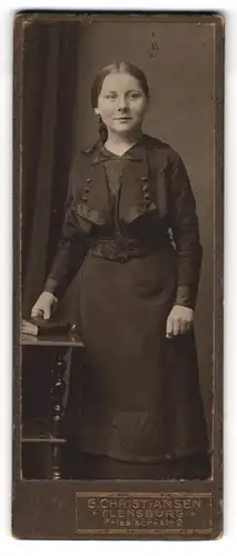 Fotografie G. Christiansen, Flensburg, Friesischestr. 2, Junge Dame im modischen Kleid