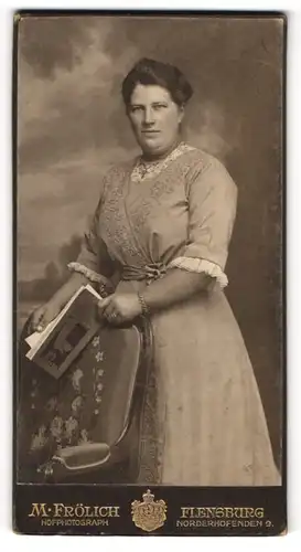 Fotografie M. Frölich, Flensburg, Norderhofenden 9, Junge Dame im Kleid mit einem Heft