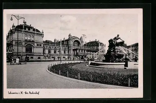 AK Schwerin, Platz am Bahnhof mit Brunnen