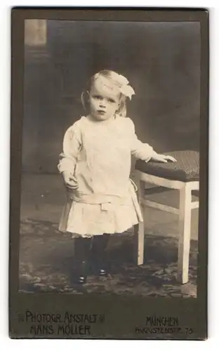 Fotografie Hans Müller, München, Augustenstrasse 75, Kleines blondes Mädchen mit Haarschleife