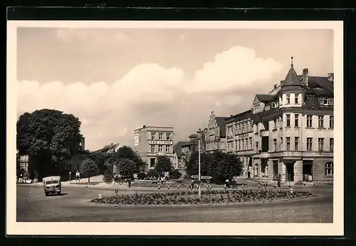 AK Bergen auf Rügen, Karl-Mar-Platz mit Pelzgeschäft Hinz