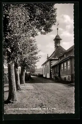 AK Neuhaus i. Solling, Strassenpartie mit Kirche