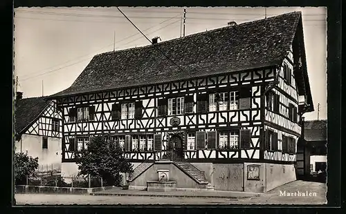 AK Marthalen, Grosses Gebäude mit Brunnen, Strassenansicht