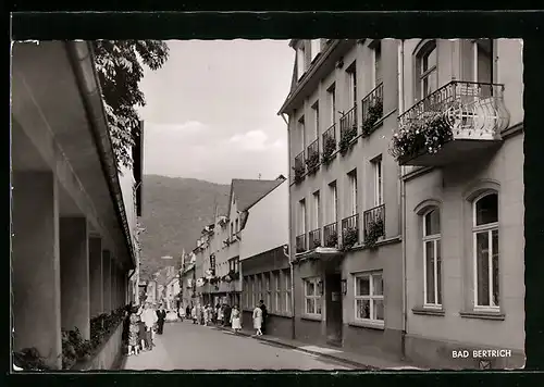 AK Bad Bertrich, Strassenpartie mit Blick auf die Landschaft im Hintergrund