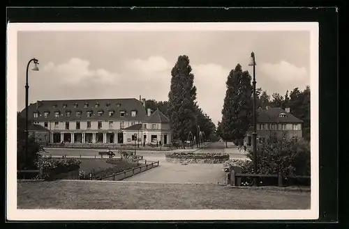 AK Bad Saarow-Pieskow, am Bahnhofsplatz mit Brunnen