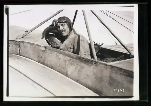 Fotografie M. Rol, Paris, Ansicht Marseille, Pilot Mallard vor dem Abflug von Marseille nach Monaco