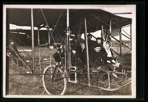 Fotografie M. Branger, Paris, Familie in einem frühen Flugzeug