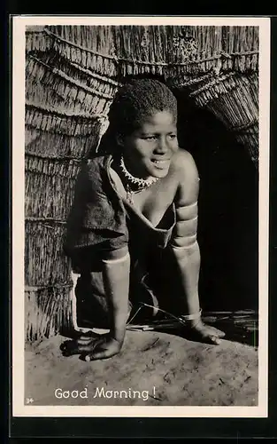 AK Südafrika, Junge Frau im Eingang ihrer Hütte