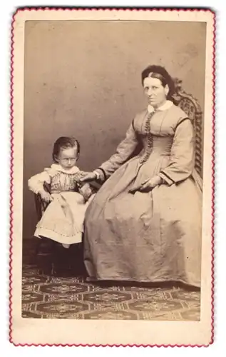 Fotografie Gustav Bingenheimer, Regensburg, am Petersthor, Dame im taillierten Kleid hält die Hand ihrer Tochter