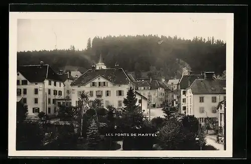 AK Les Ponts de Martel, Ortspartie mit Kirchturmspitze