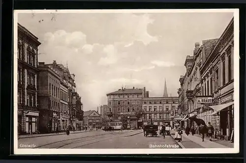 AK Gleiwitz, Bahnhofstrasse mit Sporthaus Brauer, Strassenbahn und Passanten