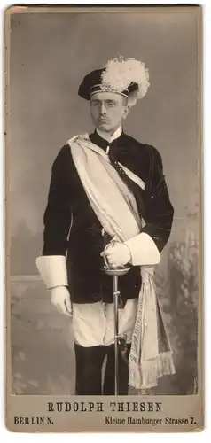 Fotografie Rudolph Thiesen, Berlin, Student Franz Engelbrecht im vollen Wichs mit Schläger und Barret