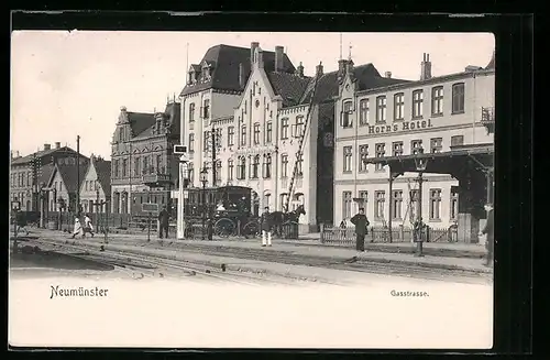 AK Neumünster, Gasstrasse mit Horn`s Hotel und Bahnhof