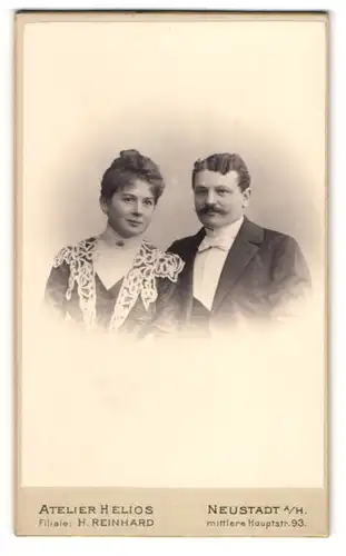 Fotografie Atelier Helios, H. Reinhardt, Neustadt a. H., mittl. Hauptstr. 93, Portrait eines glücklichen Paares