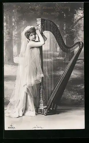 AK Junge Frau im Kleid an einer Harfe