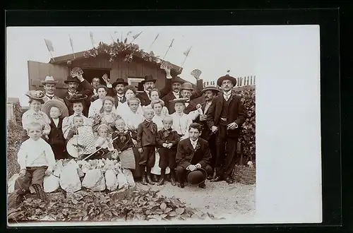 Foto-AK Gruppe von Männern, Frauen und Kindern mit Kartenspiel