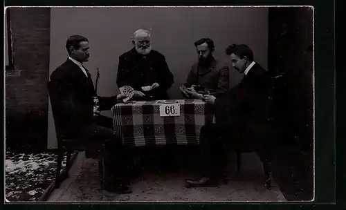 Foto-AK Männer am Tisch beim Kartenspiel