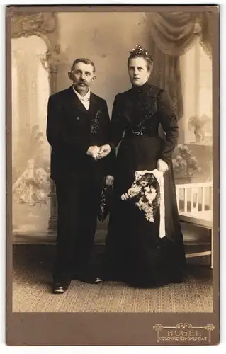 Fotografie Hugel, Holzkirchen, nächst dem Bahnhof, Braut im hübschen Kleid hält Händchen mit Ihrem segelohrigen Gatten